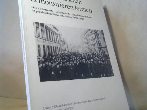 Joachim und Bernd Jürgen (Herausgeber) Warneken Albrecht: Als die Deutschen demonstrieren lernten : d. Kulturmuster "friedl. Strassendemonstration" im preuss. Wahlrechtskampf 1908 - 1910 ; Begleitbd. zur Ausstellung im Haspelturm d. Tübinger Schlosses vom 24. Januar - 9. März 1986