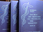 Friedrich und Otto Wolff Husemann: Das Bild des Menschen als Grundlage der Heilkunst. Entwurf einer geisteswissenschaftlich orientierten Medizin. Band 1: Zur Anatomie und Physiologie, Band 2: Zur allgemeinen Pathologie und Therapie, Band 3: Zur speziellen Pathologie und